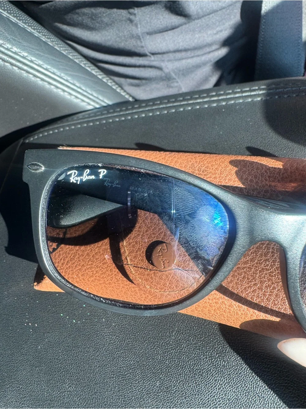Ray-Ban wayfarers Black polarized Sunglasses with Dark Lenses with case